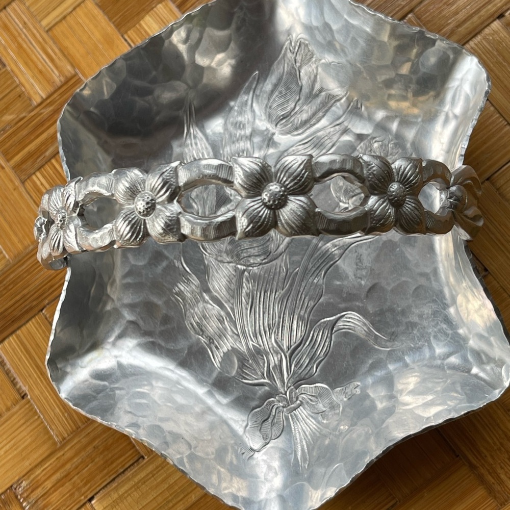 Vintage Rodney Kent handwrought creations aluminum basket w/tulips hammered - Picture 3 of 9